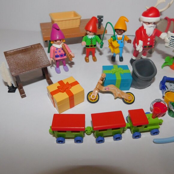 Playmobil 2021 Christmas Advent Calendar Figure & Item Lot Santa Elves Toys READ - Picture 8 of 10